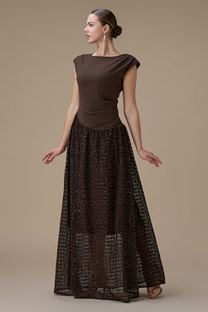 فستان طويل بني بدانتيل مطرز