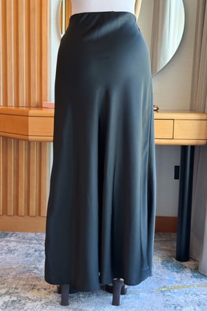 تنورة طويلة سادة ساتان لون اسود