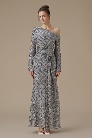 فستان سهرة طويل فضي بكتف واحد