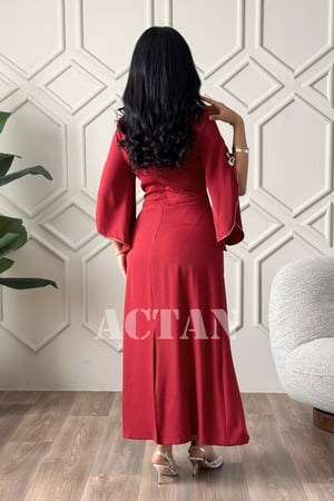 فستان احمر درابية مزين بكريستال