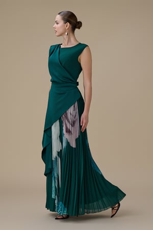 فستان طويل أخضر زمردي بتصميم لف وتنورة بليسيه
