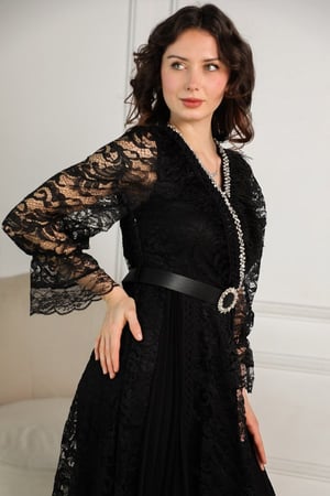 فستان دانتيل كلوش مزين بكريستال وريش لون اسود