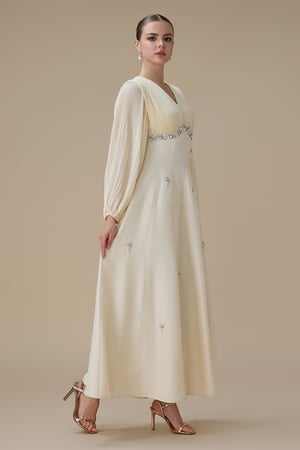 فستان طويل سكري بتفاصيل كريستال