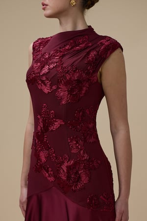 فستان برغندي طويل بتطريز زهري