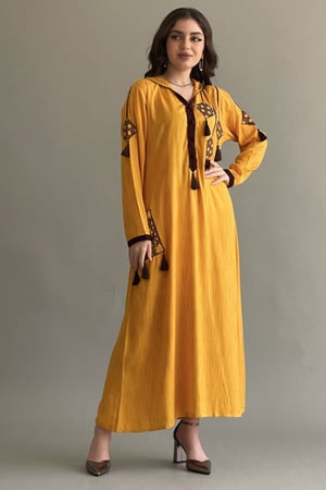 قفطان  مطرز بشراشيب لون كموني