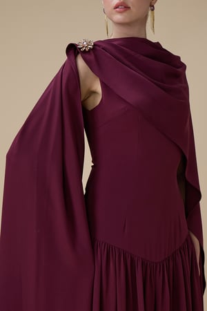 فستان برغندي طويل مع كاب جانبي