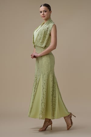 فستان طويل أخضر فاتح دانتيل بياقة هالتلر