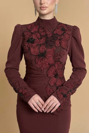 فستان طويل برغندي بتطريز ورود