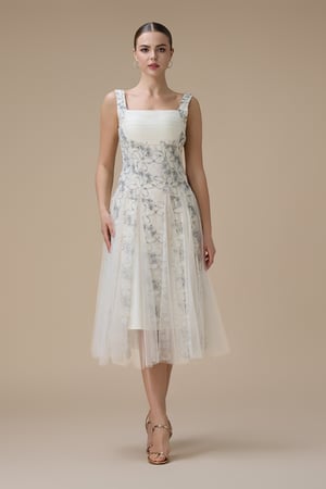 فستان قصير  بتطريز رصاصي  وتنورة تول شفافة