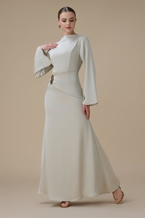 فستان بيج طويل بتصميم انيق