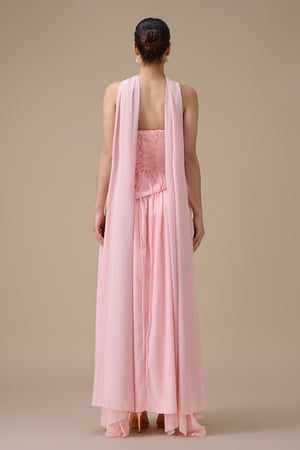 فستان طويل وردي مع شال أنيق