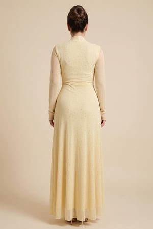 فستان أصفر فاتح طويل بتفاصيل مزمومة