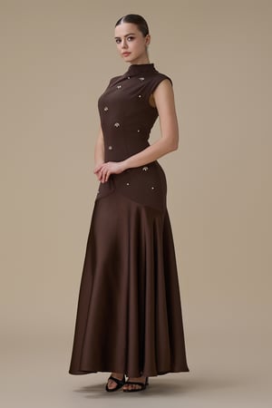 فستان طويل بني ساتان بكريستالات