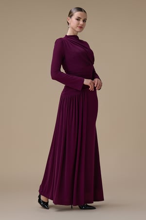 فستان طويل بنفسجي بكسرات جانبية