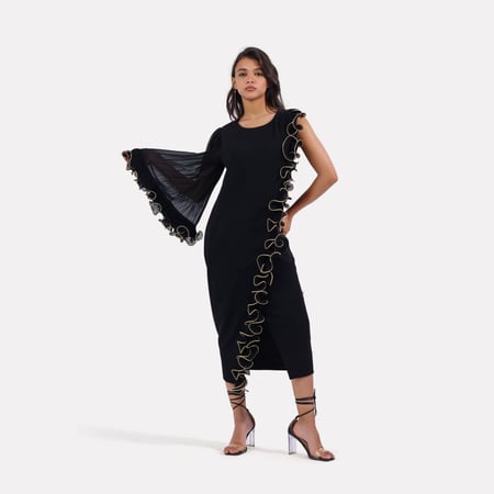 فستان الخيوط الذهبيه