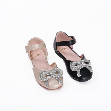 حذاء مُزين بفيونكة فضي