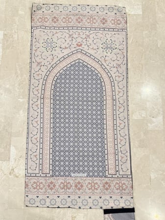 سجادة وشرشف صلاة