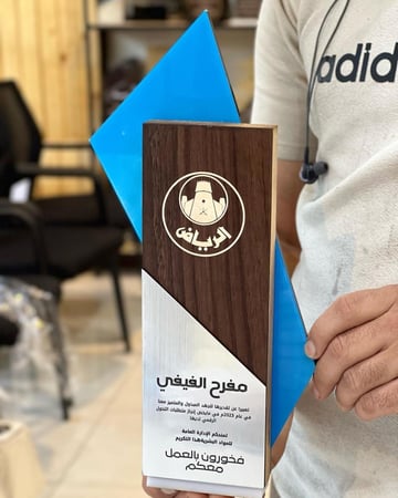 درع تذكاري خشبي مع أكريليك فاخر وحفر ليزر مخصص لتكريم الإنجازات