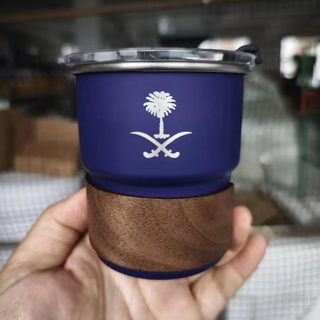كوب قهوة بشعار سيفين و نخلة
