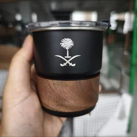 كوب قهوة بشعار سيفين و نخلة