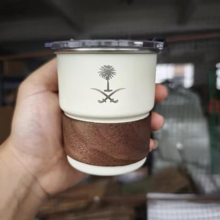 كوب قهوة بشعار سيفين و نخلة