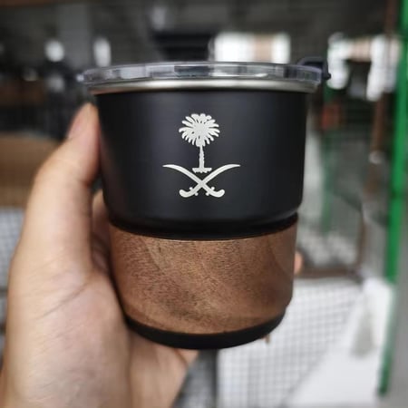 كوب قهوة بشعار سيفين و نخلة