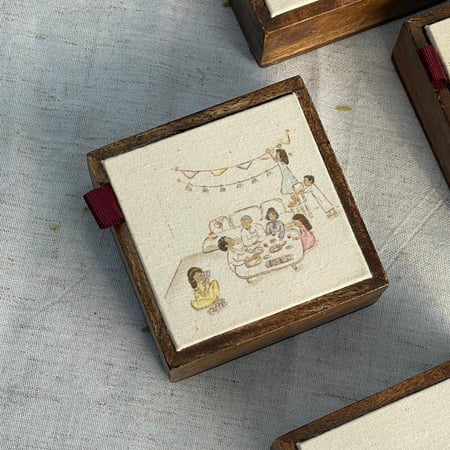 علبة العيد الخشبية