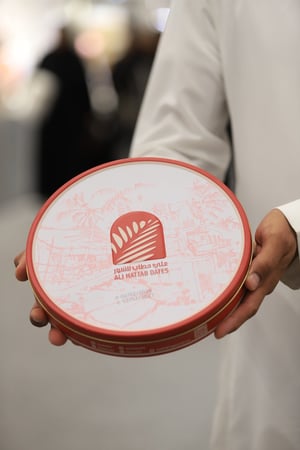 علبه تمر محشي لوز