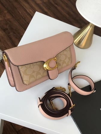 حقيبة يد من ماركة كوتش (Coach)