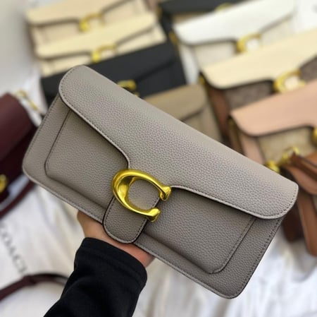 حقيبة يد من ماركة كوتش (Coach)