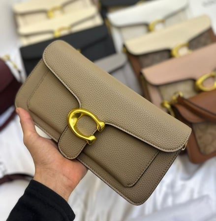 حقيبة يد من ماركة كوتش (Coach)