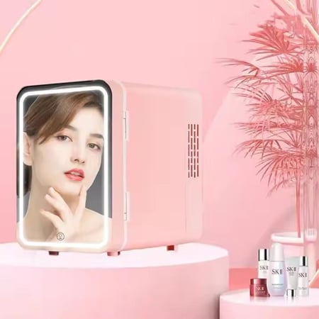 ثلاجة صغيرة لمستحضرات التجميل مزودة بمرآة أبيض