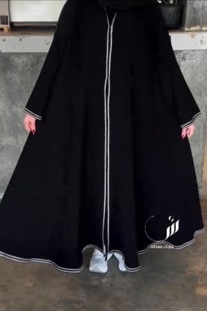 عباية مخططة سوداء بخطوط بيضاء على الأكمام وأسفل العباية