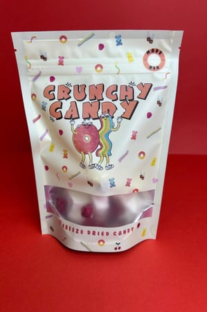 ايسكريم فانيلا مجفف بالتبريد مع قطع توت احمر