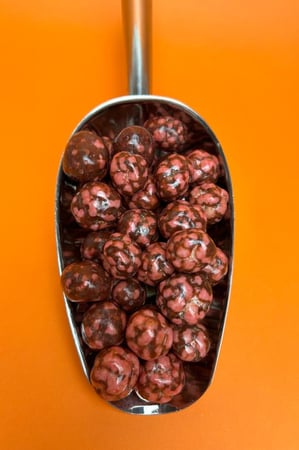 كرز مجفف بالتجميد ومغطى بالشوكولاته