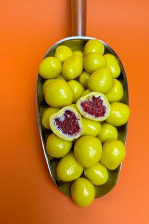 توت مجفف بالتجميد مغطى بالشوكولاته البيضاء بنكهه التشيز كيك