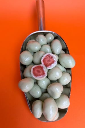 فراولة مجففة مغطاة بالشوكولاتة بنكهة الايسكريم