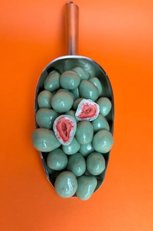 فراولة مغطاة بالشوكولاته بنكهه الماتشا