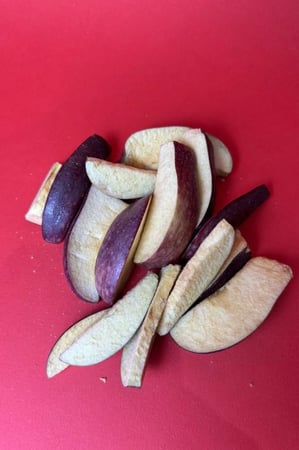 تفاح احمر مجفف بالتجميد