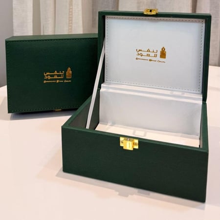 علبة جلد بشعار تنفس للعود (ثمن وربع كيلو)