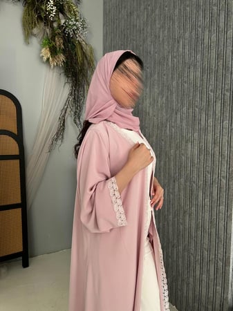 عباية وردية ناعمة بدانتيل فاخر