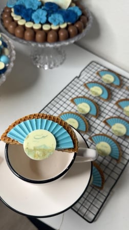 لوقو الكابتشينو مع الوافل