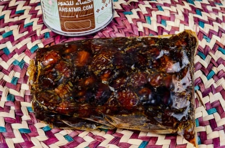 تمر رزيز سفسيف اسود يدوي