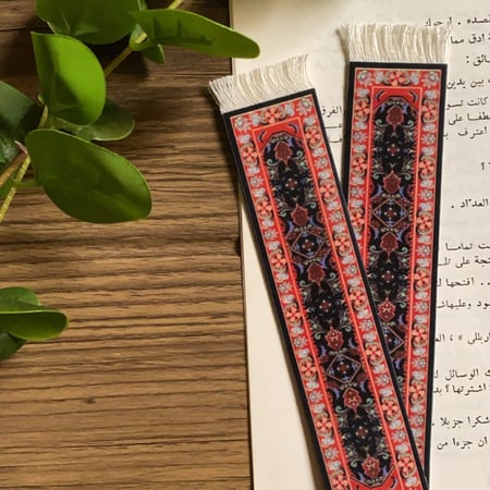 فاصل كتاب بشكل سجاد