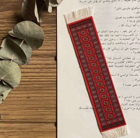 فاصل كتاب بشكل سجاد