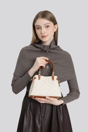 شنطة جلد نسائية اختيارك الأمثل OFF WHITE  VE043