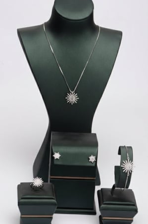 طقم إكسسوار نسائي ناعم  (سلسال+اسواره+خاتم +حلق)