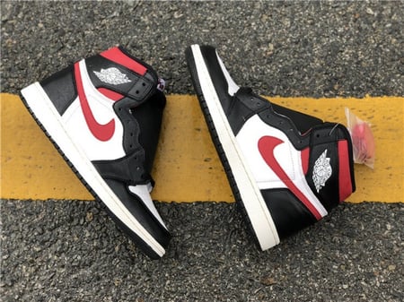 Air Jordan 1 Retro High OG "Royal Toe"