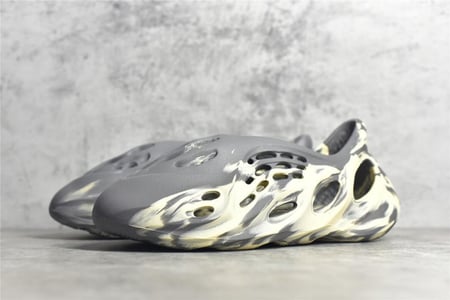 YEEZY FOAM RUNNER "MXT Moon Gray"