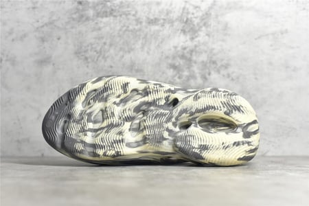 YEEZY FOAM RUNNER "MXT Moon Gray"